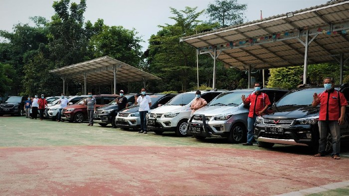 Wuling Club Indonesia (WLCI) beri bantuan masker.