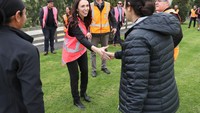 Tak lama setelah pengumuman tersebut, Perdana Menteri Selandia Baru Jacinda Ardern mengumumkan akan mencabut semua pembatasan namun tetap akan melakukan kontrol ketat di perbatasan negara. Pencabutan larangan akan diberlakukan pada Senin (08/06) tengah malam. Michael Bradley/Getty Images   