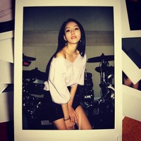 Rambut panjang terurai dan padanan crop top dengan celana pendek yang seksi menjadi tampilan khas A Yeon ketika manggung. Foto: Instagram @ayeon3131