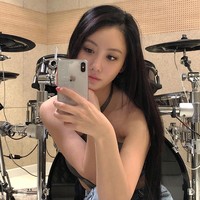A Yeon mendapat perhatian dari netizen setelah difitur dalam situs 9gag. Wanita itu pun mendapat julukan hottest drummer. Selain karena wajah yang cantik, A Yeon memang sering tampil seksi mengenakan busana mini ketika menunjukkan kebolehannya main drum. Foto: Instagram @ayeon3131