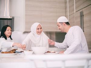Adab Makan dan Minum dalam Islam hingga Sosok Penjual Gorengan Cantik