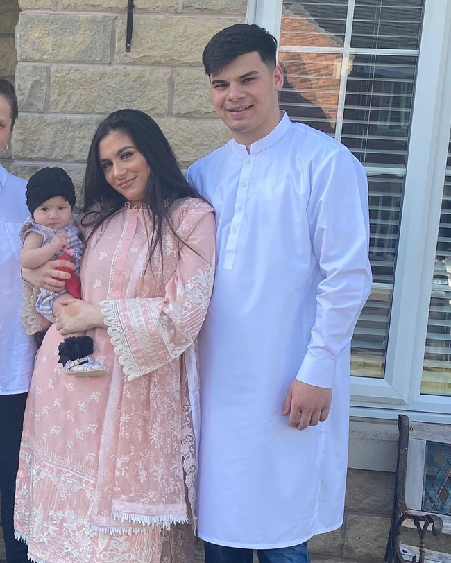 Zaneyah Malik Tiser, begitu nama anaknya, lahir pada Januari 2020. Zaneyah merupakan anak pertama buah cintanya dengan sang suami, Martin Tiser. Mereka menikah pada 16 September 2019 atau tiga hari setelah Zaneyah genap berusia 17 tahun. (Foto: Instagram/@safaaazadmt)