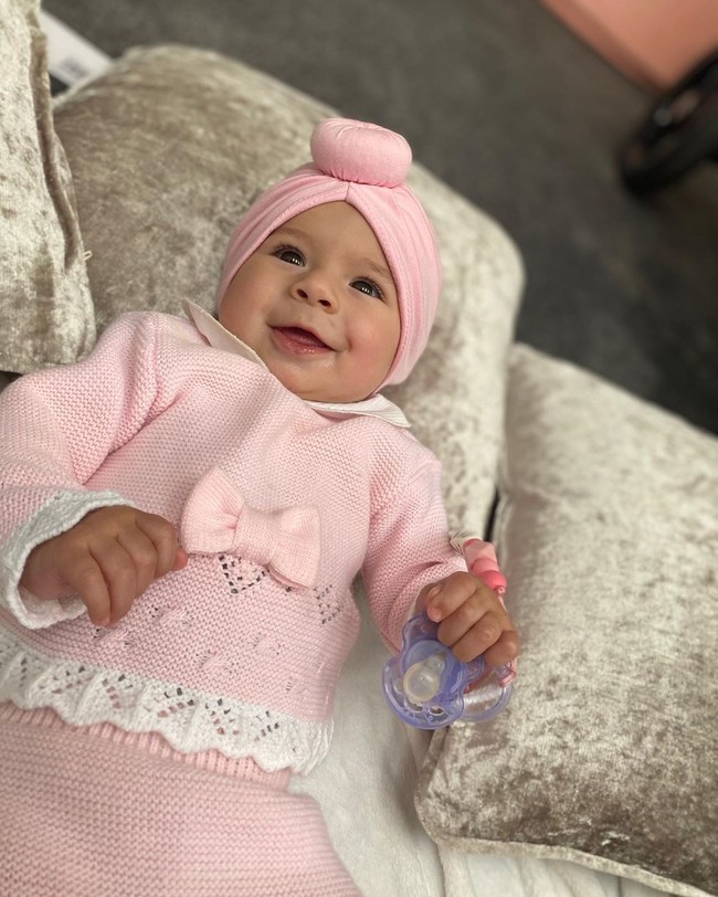 Safaa kerap mendadani bayinya dengan gaya yang menggemaskan. Hiasan kepala berbentuk turban menjadi salah satu aksesori wajib. (Foto: Instagram/@safaaazadmt)