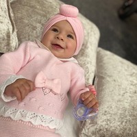 Safaa kerap mendadani bayinya dengan gaya yang menggemaskan. Hiasan kepala berbentuk turban menjadi salah satu aksesori wajib. (Foto: Instagram/@safaaazadmt)