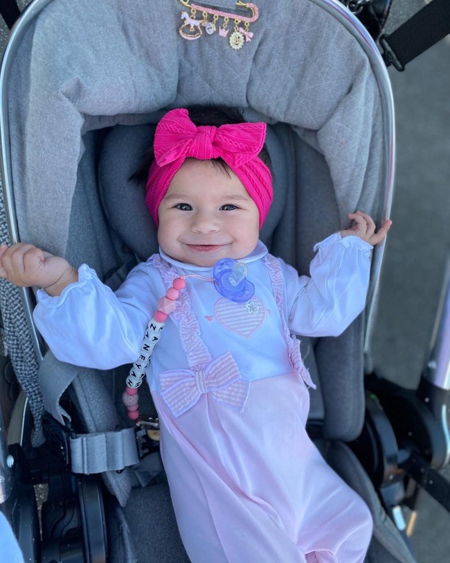 Zaneyah juga memiliki akun Instagram sendiri dengan pengikut yang sudah mencapai 32 ribu. Di bagian profil, Zaneyah disebut berusia lima bulan dan brand ambassador untuk sebuah produk perlengkapan bayi. (Foto: Instagram/@safaaazadmt)