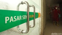 Kegiatan penyemprotan disinfektan tersebut dilakukan guna mencegah penyebaran virus Corona di area pasar tersebut.