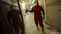 Tak hanya Pasar Senen, kegiatan penyemprotan cairan disinfektan tersebut juga dilakukan di sejumlah ruang publik guna mencegah penyebaran virus Corona.