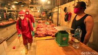Pasar basah yang menjual sayur dan daging di lantai bawah area Pasar Senen juga ikut disemprot disinfektan.