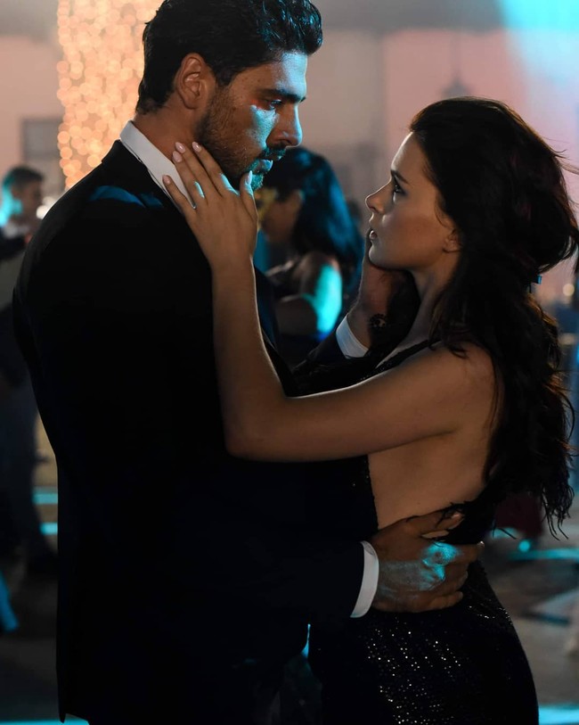 Sinopsis film 365 Days di Netflix mengisahkan tentang Laura Biel yang diculik pria berprofesi sebagai mafia di Italia, Massimo Torricelli. Massimo mengaku sudah jatuh cinta padanya sejak pertamakali melihatnya di bandara. Laura disebutnya selalu datang dalam mimpinya. Sampai-sampai Massimo memiliki lukisan wajah Laura di rumahnya. Massimo pun memberikan waktu pada Laura selama 365 hari untuk jatuh cinta padanya setelah diculik. Foto: Dok. Instagram @anna_maria.sieklucka