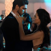 Sinopsis film 365 Days di Netflix mengisahkan tentang Laura Biel yang diculik pria berprofesi sebagai mafia di Italia, Massimo Torricelli. Massimo mengaku sudah jatuh cinta padanya sejak pertamakali melihatnya di bandara. Laura disebutnya selalu datang dalam mimpinya. Sampai-sampai Massimo memiliki lukisan wajah Laura di rumahnya. Massimo pun memberikan waktu pada Laura selama 365 hari untuk jatuh cinta padanya setelah diculik. Foto: Dok. Instagram @anna_maria.sieklucka