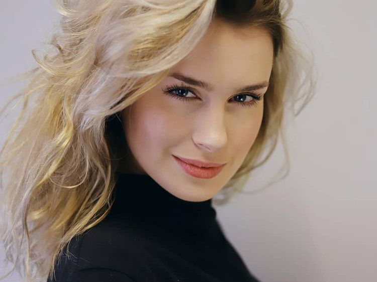 8 Pesona Anna Maria Sieklucka, Bintang 365 Days yang Filmnya Kontroversial