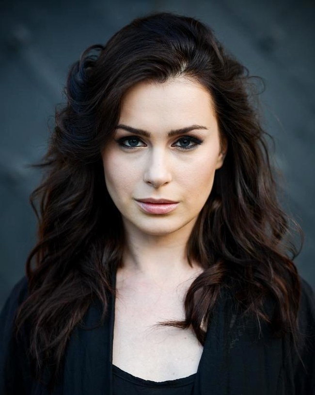 Inilah penampilan  Anna Maria Sieklucka sebagai Laura Biel dalam film 365 Days. Seperti Massimo yang dikisahkan menculiknya karena jatuh cinta padanya, tak sedikit penonton 365 Days juga terpesona pada kecantikan Anna. Foto: Dok. Instagram @anna_maria.sieklucka