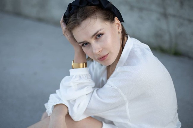 Film yang dibintangi Anna Maria Sieklucka ini menjadi kontroversi karena menampilkan adegan seks antara penculik dan korbannya. Netizen melontarkan kritikan mereka melalui media sosial tentang Stockholm Syndrome yang dibuat menjadi hal romantis oleh film tersebut. Stockholm Syndrome sendiri adalah respons psikologis yang muncul pada sandera penculikan di mana mereka menunjukkan kesetiaan pada penyanderanya tanpa memperdulikan bahaya atau risiko yang ada. Foto: Dok. Instagram @anna_maria.sieklucka