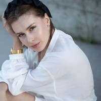 Film yang dibintangi Anna Maria Sieklucka ini menjadi kontroversi karena menampilkan adegan seks antara penculik dan korbannya. Netizen melontarkan kritikan mereka melalui media sosial tentang Stockholm Syndrome yang dibuat menjadi hal romantis oleh film tersebut. Stockholm Syndrome sendiri adalah respons psikologis yang muncul pada sandera penculikan di mana mereka menunjukkan kesetiaan pada penyanderanya tanpa memperdulikan bahaya atau risiko yang ada. Foto: Dok. Instagram @anna_maria.sieklucka