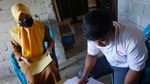 Potret Guru Lewati Jembatan Bambu untuk Antar Soal Ujian