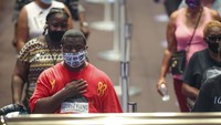 Para pelayat berdoa di dekat peti mati pria kulit hitam itu.