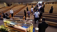 Sementara yang lain berlutut atau menundukkan kepala sembari berdoa untuk pria yang telah menjadi lambang terbaru Amerika dalam perlawanan atas ketidakadilan rasial.