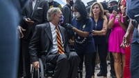 Gubernur Texas Greg Abbott, turut hadir.