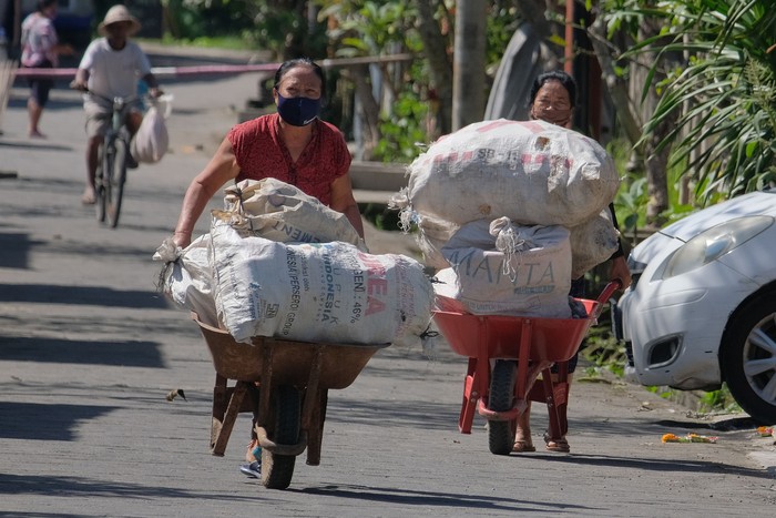 Asyik! Di Bali Ada Tempat Penukaran Sampah Plastik dengan Beras Sebuah bank sampah di Bali menerima penukaran sampah plastik dengan beras. Hal itu dilakukan guna bantu ringankan perekonomian warga yang terdampak COVID-19.
