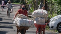 Sejumlah warga membawa karung berisi sampah plastik untuk ditukarkan dengan beras dalam aksi sosial di Bank Sampah Luwu Mas, Desa Sayan, Gianyar, Bali, Selasa (9/6/2020).