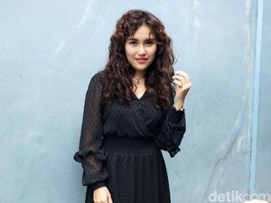 Ayu Ting Ting Dipuji Fitri Carlina Cantik Kayak Bule, Netizen: Bule Depok Ya?