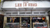 Sebagian besar pertokoan di Pasar Baru kembali dibuka mulai hari ini.