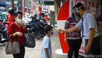 Beberapa kios pun melakukan pengecekan suhu tubuh bag para pengunjung.