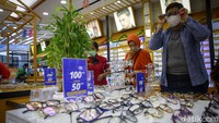 Dibukanya kembali sejumlah kios membuat ekonomi di Pasar Baru kembali berdenyut.