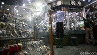 Beberapa pertokoan terlihat memasang sekat plastik.