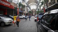 Padatnya warga yang hadir terlihat dari parkiran mobil yang memenuhi kawasan Pasar Baru.