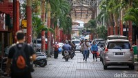 Suasana pertokoan Pasar Baru mulai kembali dibuka mulai hari ini, Jakarta, Selasa (9/5/2020).