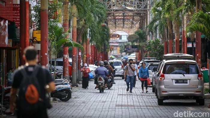 Denyut ekonomi Pasar Baru, Jakarta, mulai bangkit di masa PSBB transisi. Sejumlah pertokoaan kembali dibuka hari ini.
