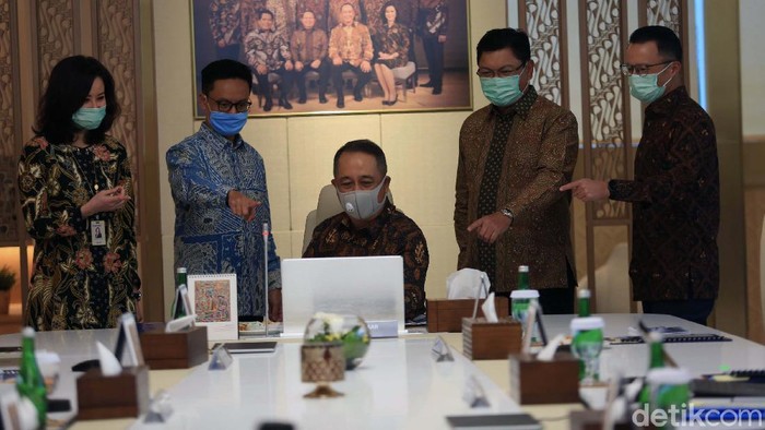 Bank Mandiri Raup Laba Bersih Rp 7,9 T Bank Mandiri menyampaikan paparan kinerja triwulan I-2020 di Jakarta, Senin (8/5). PT Bank Mandiri Tbk mencatatkan laba setelah pajak sebesar Rp 7,91 triliun tumbuh 9,44%.