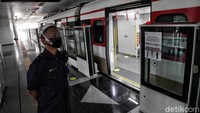 Penerapan protokol kesehatan itu tak hanya diwajibkan untuk para petugas tetapi juga kepada para pengunjung yang hendak menggunakan LRT. Penerapan protokol kesehatan itu tak hanya diwajibkan untuk para petugas tetapi juga kepada para pengunjung yang hendak menggunakan LRT.