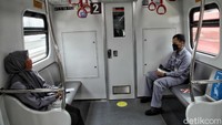 Penerapan physical distancing atau jaga jarak pun turut dilakukan di dalam gerbong kereta. Selain memasang stiker, jumlah penumpang yang hendak masuk ke dalam gerbong pun dibatasi guna menghindari kerumunan. Penerapan physical distancing atau jaga jarak pun turut dilakukan di dalam gerbong kereta. Selain memasang stiker, jumlah penumpang yang hendak masuk ke dalam gerbong pun dibatasi guna menghindari kerumunan.