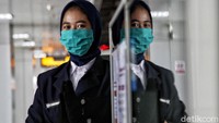 Petugas tampak mengenakan masker dan sarung tangan saat bertugas di Stasiun Velodrome LRT Jakarta. Petugas tampak mengenakan masker dan sarung tangan saat bertugas di Stasiun Velodrome LRT Jakarta.