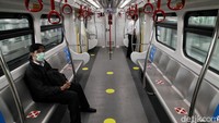 Selain menerapkan jaga jarak dan mewajibkan penggunaan masker, PT LRT Jakarta juga menghadirkan teknologi footswitch yang memudahkan penumpang dalam menggunakan lift dengan menginjak pedal di lift untuk menentukan lantai yang dituju. Inovasi itu dilakukan sebagai salah satu upaya pencegahan penyebaran COVID-19. Selain menerapkan jaga jarak dan mewajibkan penggunaan masker, PT LRT Jakarta juga menghadirkan teknologi footswitch yang memudahkan penumpang dalam menggunakan lift dengan menginjak pedal di lift untuk menentukan lantai yang dituju. Inovasi itu dilakukan sebagai salah satu upaya pencegahan penyebaran COVID-19.