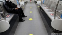 Penampakan di bagian dalam gerbong kereta yang dipasangi dengan sejumlah masker guna memberi informasi kepada para pengguna terkait penerapan protokol kesehatan di dalam gerbong kereta LRT Jakarta. Penampakan di bagian dalam gerbong kereta yang dipasangi dengan sejumlah masker guna memberi informasi kepada para pengguna terkait penerapan protokol kesehatan di dalam gerbong kereta LRT Jakarta.