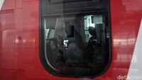 Penampakan petugas yang mengenakan masker saat bertugas di Stasiun Velodrome LRT Jakarta. Penampakan petugas yang mengenakan masker saat bertugas di Stasiun Velodrome LRT Jakarta.