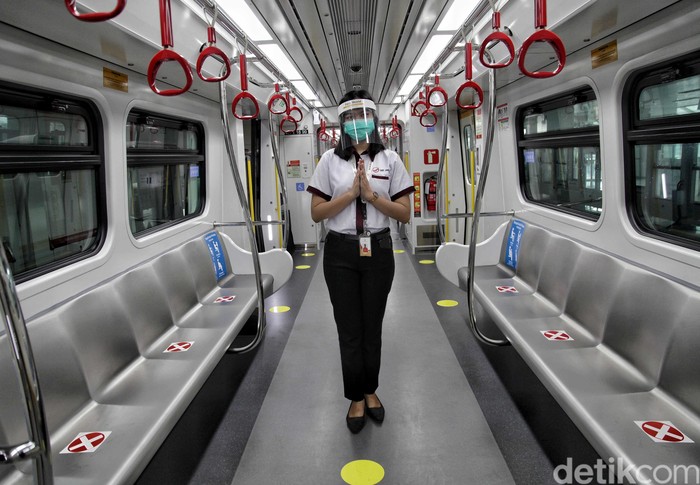 Pemprov DKI Jakarta terapkan PSBB transisi di bulan Juni ini. Guna antisipasi COVID-19, protokol kesehatan pun diterapkan di ruang publik, salah satunya di LRT.