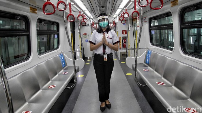 Pemprov DKI Jakarta terapkan PSBB transisi di bulan Juni ini. Guna antisipasi COVID-19, protokol kesehatan pun diterapkan di ruang publik, salah satunya di LRT.