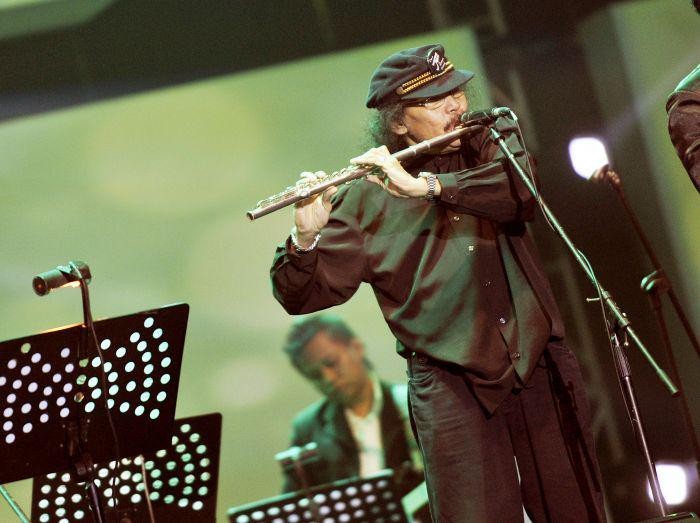 Musisi Benny Likumahua membawakan lagu-lagu hits dalam Tribute to Utha Likumahua di Jakarta International Java Jazz Festival, JIExpo Kemayoran, Jakarta, Sabtu (3/3) malam. Sejumlah musisi turut melantunkan lagu hits Utha, seperti Puncak Asmara, Tersiksa Lagi, Akira, Aku Pasti Datang, Bersatu Dalam Damai, Mungkinkah Terjadi, Untuk Apa Lagi, dan Esok Kan Masih Ada. FOTO ANTARA/Yudhi Mahatma/Koz/nz/12.