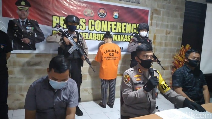 Seorang ibu guru SMP di kota Makassar, Sulawesi Selatan, Masni (37) ditangkap polisi atas kepemilikan sabu. Masni disebut sebagai seorang aparatur sipil negara (ASN).