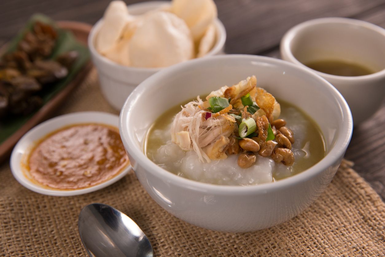 Penjual Bubur Ayam Ini Pasang Poster Cara Makan Bubur