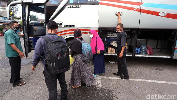 Terminal Kota Bekasi kembali beroperasi melayani perjalanan bus antarkota antarprovinsi (AKAP). Seperti yang terlihat di Terminal Kota Bekasi, semua penumpang yang naik bus ke luar kota tersebut harus menerapkan protokol kesehatan.