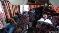 Semua penumpang yang naik bus ke luar kota tersebut harus menerapkan protokol kesehatan seperti memakai masker.