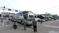 Aktivitas penumpang di Terminal Kota Bekasi terpantau masih sepi pagi ini.