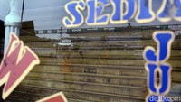 Untuk mencegah penyebaran COVID-19, penumpang yang keluar kota harus menunjukkan SIKM (Surat Izin Keluar Masuk).