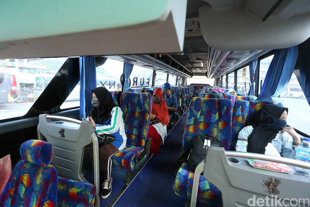 Terminal Kota Bekasi kembali beroperasi melayani perjalanan bus antarkota antarprovinsi (AKAP). Seperti yang terlihat di Terminal Kota Bekasi, semua penumpang yang naik bus ke luar kota tersebut harus menerapkan protokol kesehatan.