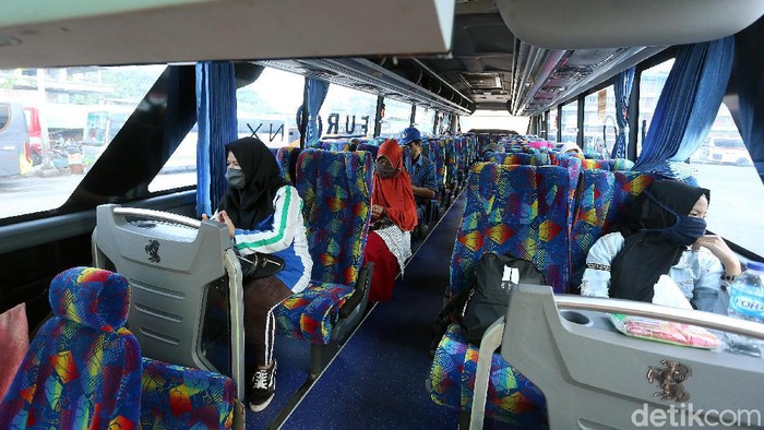 Terminal Kota Bekasi kembali beroperasi melayani perjalanan bus antarkota antarprovinsi (AKAP). Seperti yang terlihat di Terminal Kota Bekasi, semua penumpang yang naik bus ke luar kota tersebut harus menerapkan protokol kesehatan.